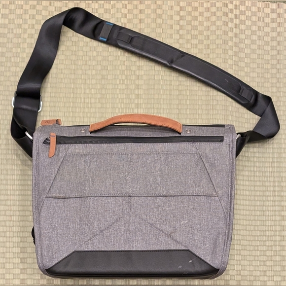 Peak Design Everyday Messenger Bag 13" Gray w/ Two Divider Inserts - Picture 3 of 5